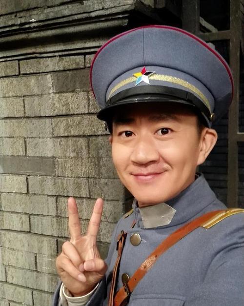 神秘嘉宾引爆期待 91岁济公游本昌敲钟送祝福