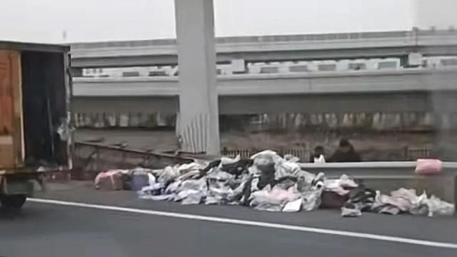 上海绕城高速货车撞桥面设施 9小时处置完毕