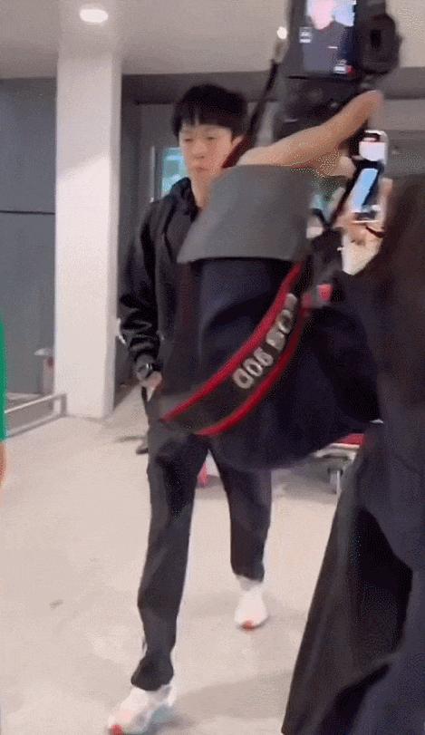乒乓名将王楚钦机场遭粉丝怼脸拍摄 呼吁尊重隐私