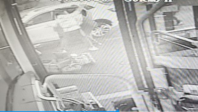 女孩获救脱险 众志成城!路人齐心协力抬车救人