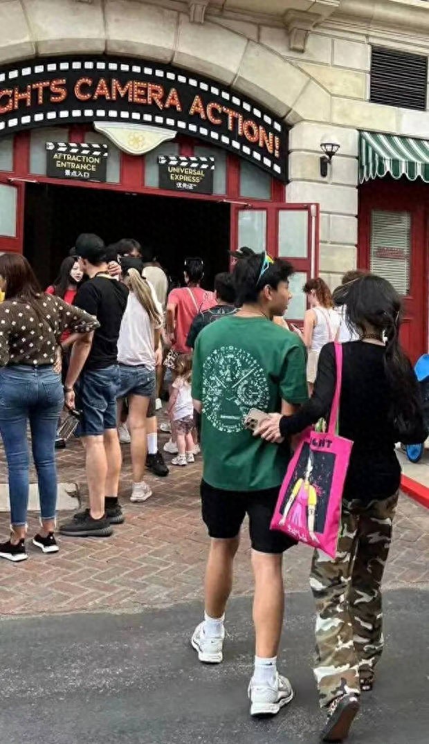 张柏芝携爱子共游新加坡环球影城 温馨家庭时光记录母子浓情