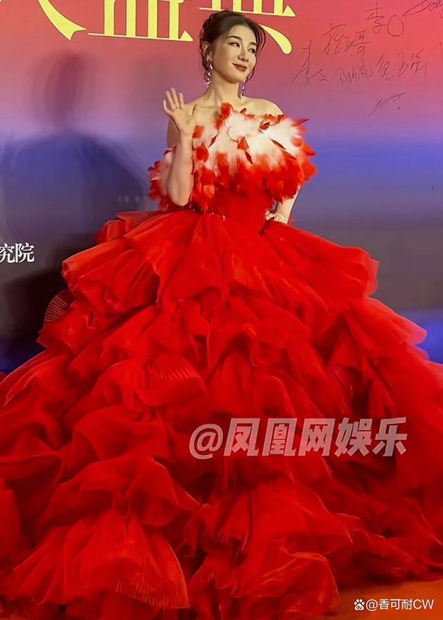 礼服界的奇观 黄奕一件礼服塞满一整辆车