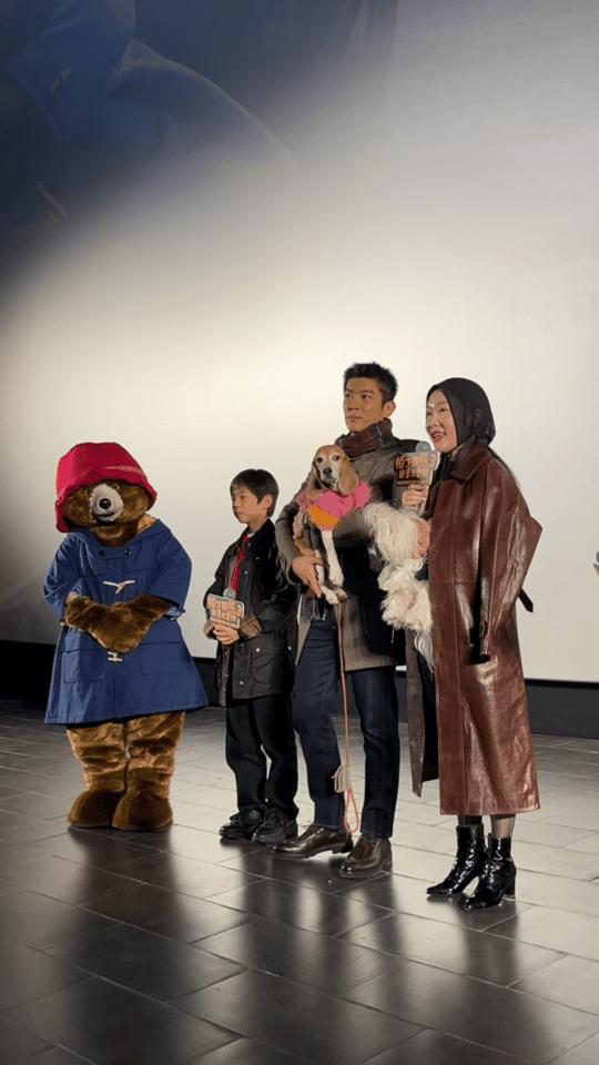 温馨场面吸睛 霍思燕携子嗯哼带爱犬观影