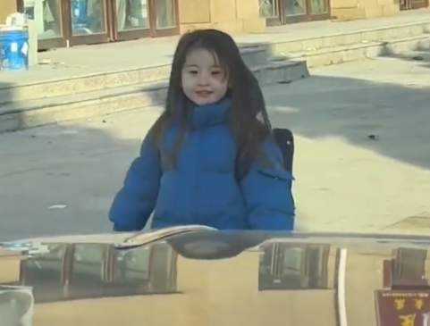 赠她一根”安慰烤肠” 小女孩偷吃烤肠销毁证据引网友热议 让童真笑靥再次绽放