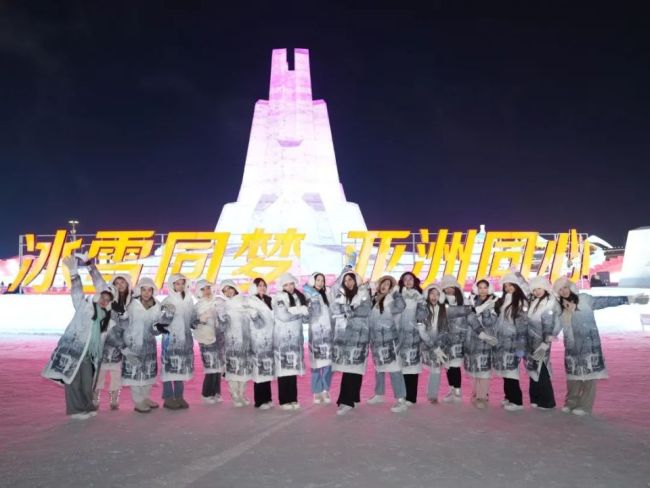 亚洲小姐组团打卡哈尔滨冰雪大世界 共赴一场冰雪之约