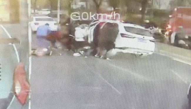 女孩获救脱险 众志成城!路人齐心协力抬车救人