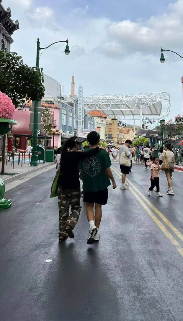 张柏芝携爱子共游新加坡环球影城 温馨家庭时光记录母子浓情