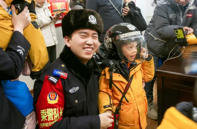 小砂糖橘急赶车 搭上铁警快递 萌娃体验进警营