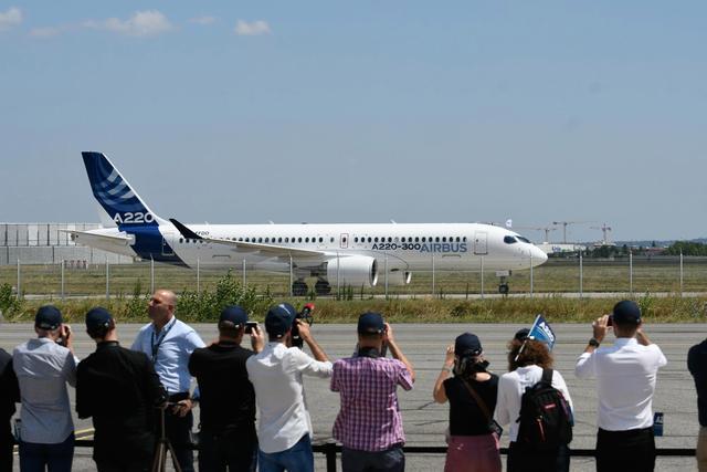 事故调查正在进行中 瑞士航空客机迫降造成一机组人员死亡