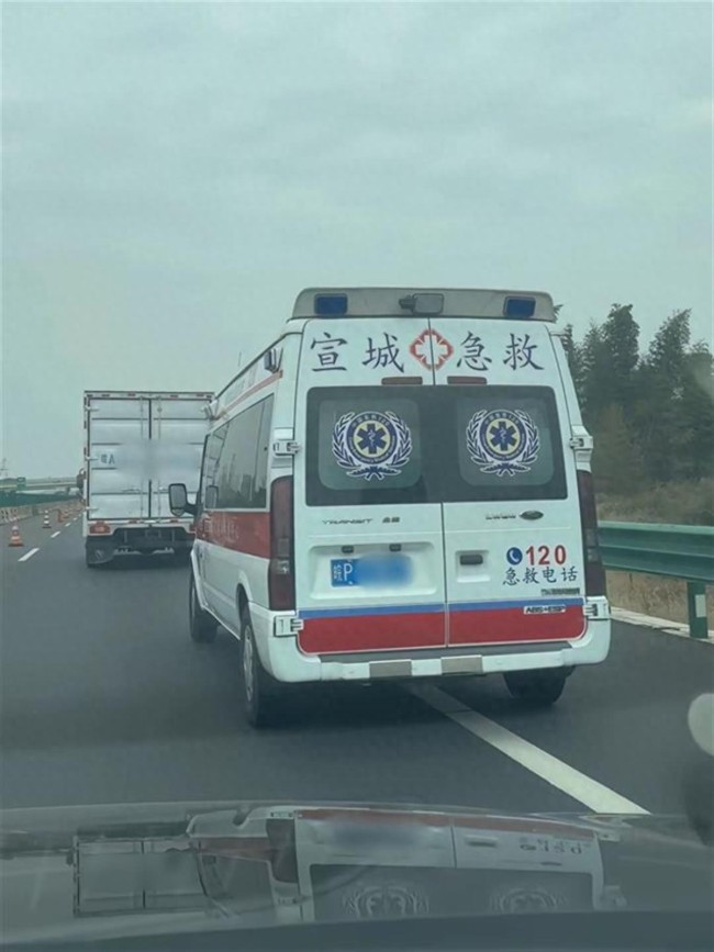货车司机阻碍救护车通行 已受批评教育 交警回应