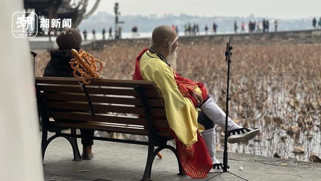 网络热梗背后的低俗直播争议 法海大战保安