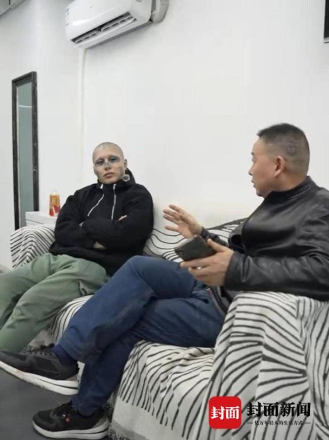文身洗去路漫漫 小伙分享洗文身经历 揭秘痛苦与挑战并存