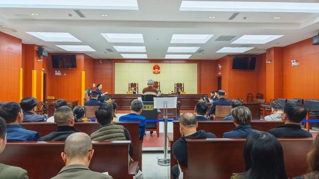 男子行贿多人被庭审 涉198万元财物