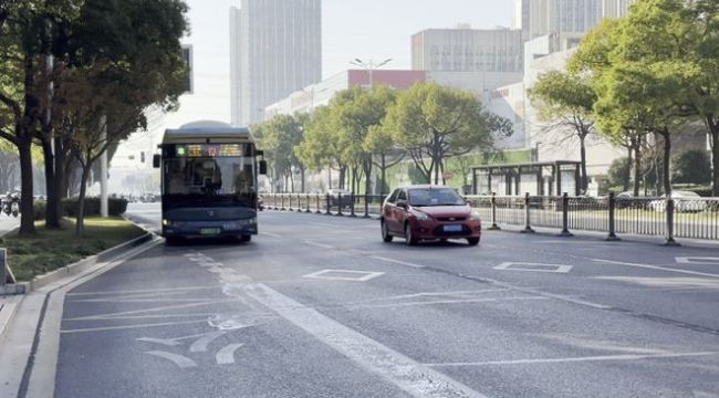 女孩获救脱险 众志成城!路人齐心协力抬车救人