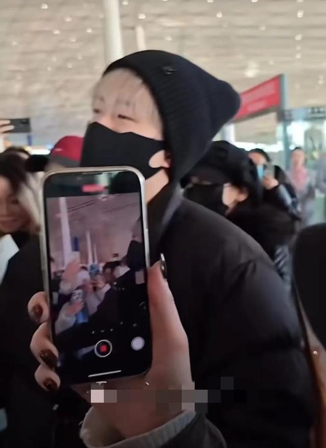 粉丝行为引发争议 王楚钦遭怼脸拍照生气回怼