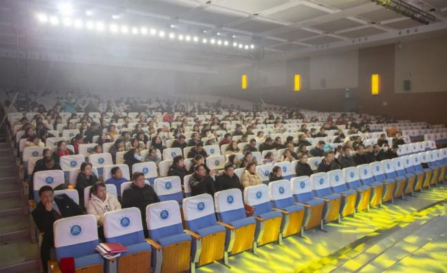 共迎元旦 老师们携手献上新年开场视频 追光前行