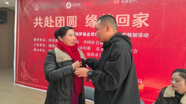 33年寻子路终圆 寄养男孩与失散生母感人团聚 泪洒现场