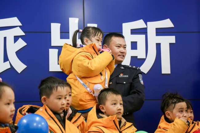 小砂糖橘急赶车 搭上铁警快递 萌娃体验进警营