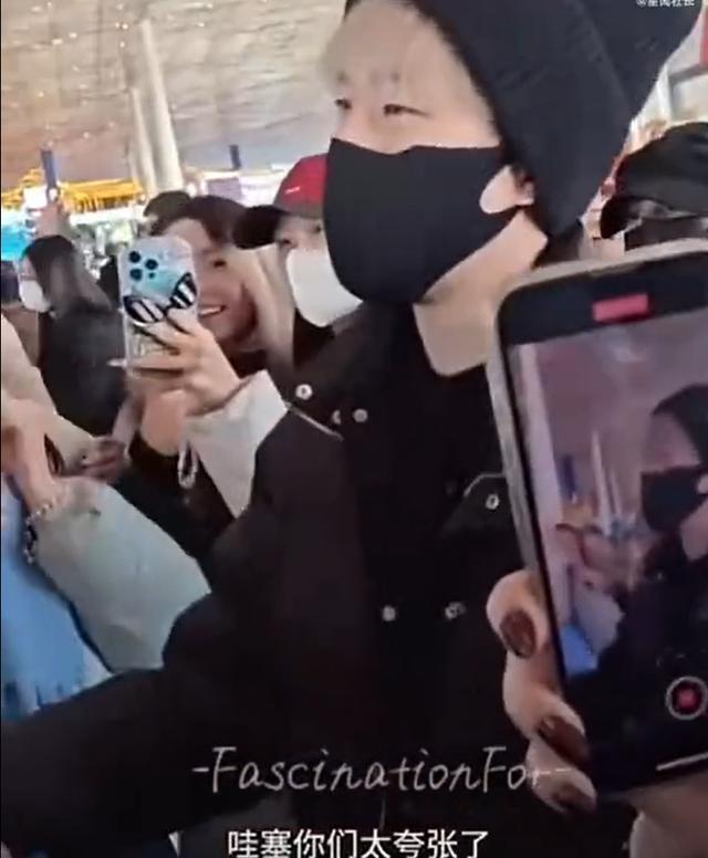 乒乓名将王楚钦机场遭粉丝怼脸拍摄 呼吁尊重隐私