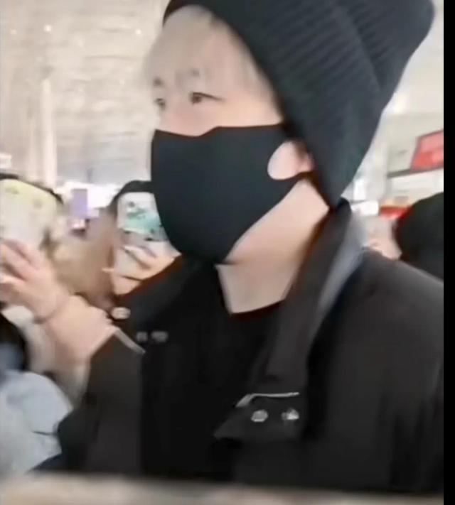 粉丝行为引发争议 王楚钦遭怼脸拍照生气回怼