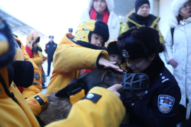 小砂糖橘急赶车 搭上铁警快递 萌娃体验进警营