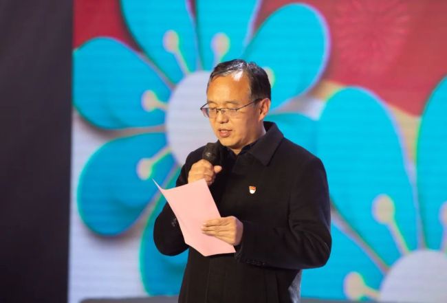 共迎元旦 老师们携手献上新年开场视频 追光前行