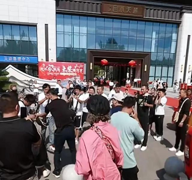 神秘嘉宾引爆期待 91岁济公游本昌敲钟送祝福