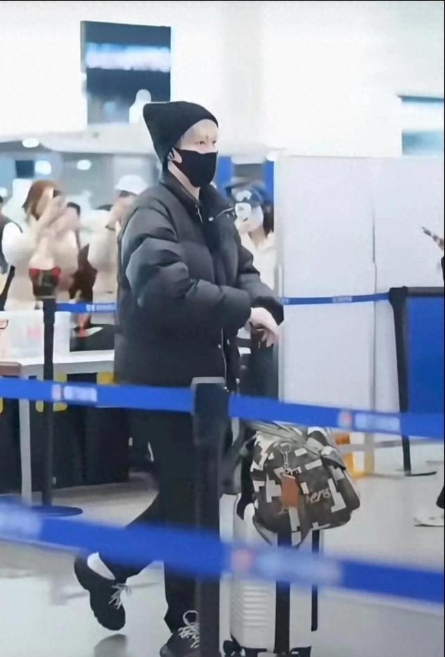 粉丝行为引发争议 王楚钦遭怼脸拍照生气回怼