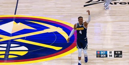 下一回合立马还击 现场气氛瞬间高涨 以牙还牙!威少被吹进攻犯规激怒斯图尔特 引发激烈冲突