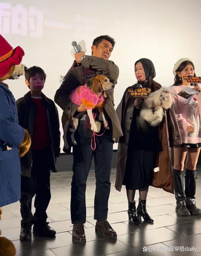 温馨场面吸睛 霍思燕携子嗯哼带爱犬观影