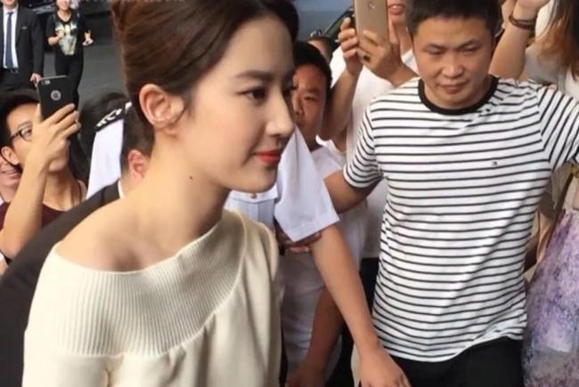 刘亦菲 激发女性勇敢追逐梦想 每个女孩都是自己最棒的榜样