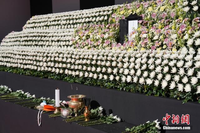 首尔设立灵堂 哀思浓重 韩国民众悼念坠机事故遇难者