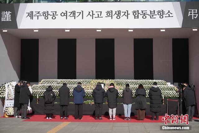 首尔设立灵堂 哀思浓重 韩国民众悼念坠机事故遇难者