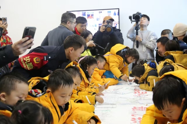 小砂糖橘急赶车 搭上铁警快递 萌娃体验进警营