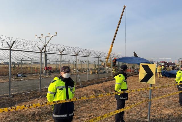 韩国失事客机 事故调查正在进行中 两个黑匣子寻获