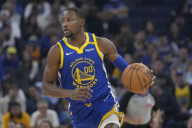 连投暴扣内外开花 带领球队爆发 库明加单节猛轰12分