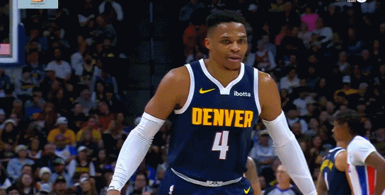 下一回合立马还击 现场气氛瞬间高涨 以牙还牙!威少被吹进攻犯规激怒斯图尔特 引发激烈冲突