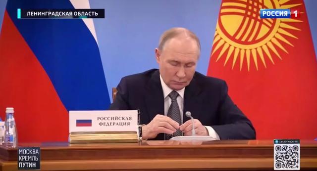 普京会议现场”DIY”修手表 圆珠笔巧解机械难题