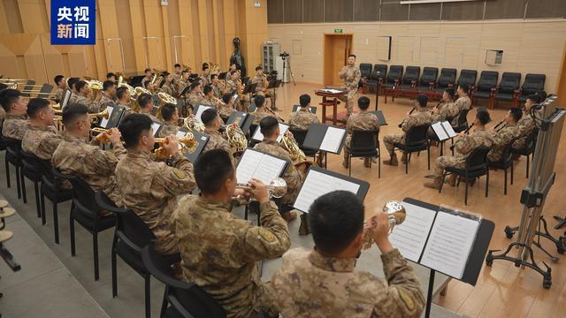 训练间隙传递温暖问候 国旗护卫队与军乐团送上新年祝福