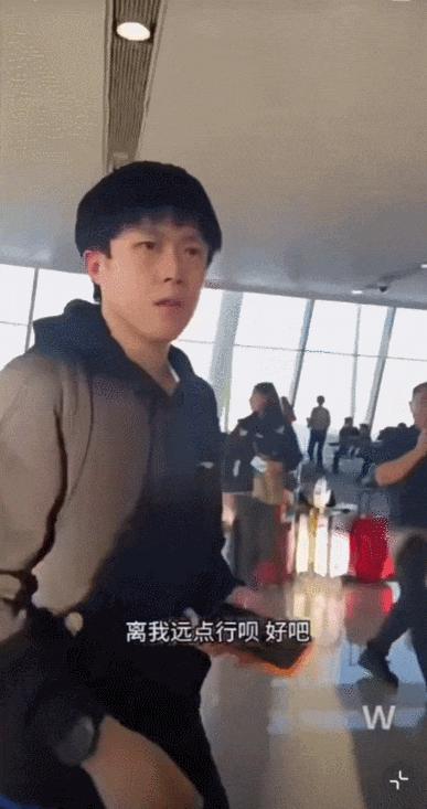 乒乓名将王楚钦机场遭粉丝怼脸拍摄 呼吁尊重隐私