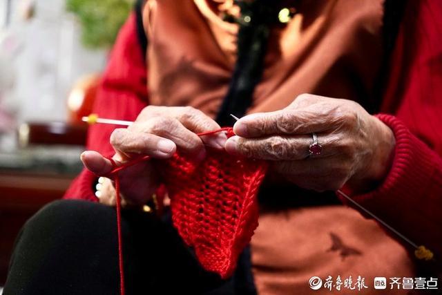 用7年时间 用爱织出的温暖 95岁围巾奶奶 惠及数百位山村孩童
