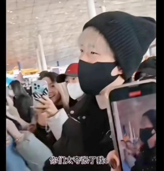 粉丝行为引发争议 王楚钦遭怼脸拍照生气回怼