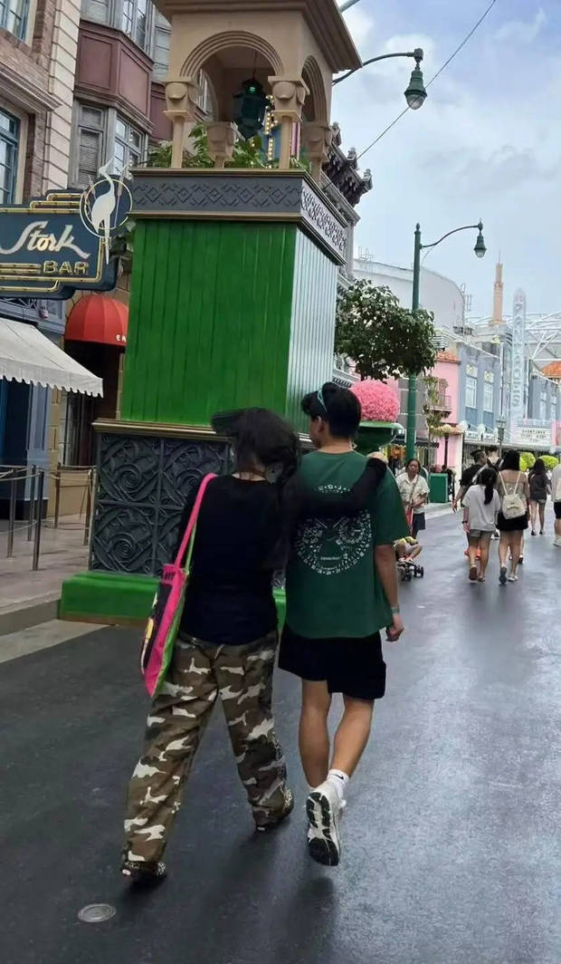 张柏芝携爱子共游新加坡环球影城 温馨家庭时光记录母子浓情