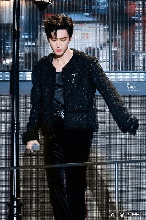 引发失望之声 跑调惹恼粉丝 王源跨年演唱会失利