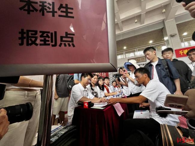 笑对挂科危机 克服年龄焦虑 35岁大一学生唐尚珺 追梦校园