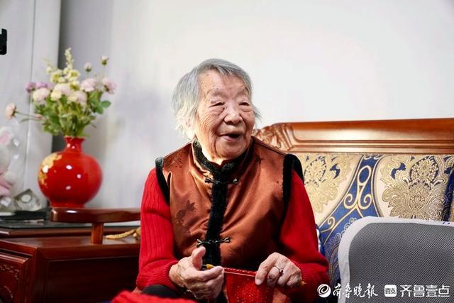 用7年时间 用爱织出的温暖 95岁围巾奶奶 惠及数百位山村孩童