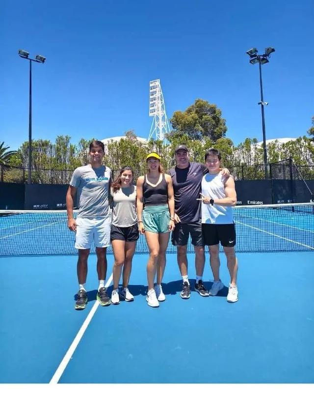 全力以赴冲击新高度 郑钦文携新团队备战澳网