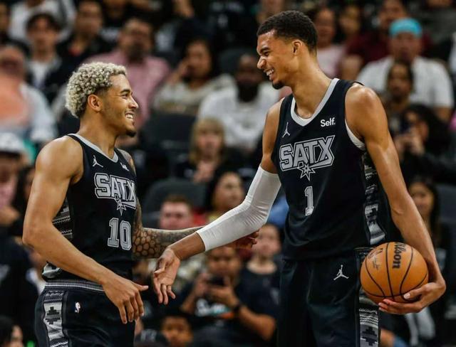 文班大放异彩 单节狂砍17分 戏耍哈登 马刺击溃快船