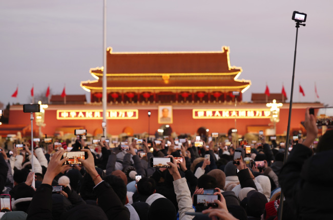 在天安门广场跨年迎新 见证新年第一缕曙光 年终盛会