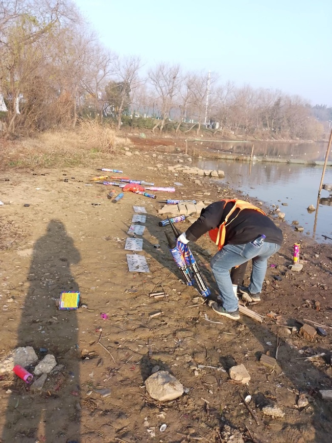 清洁工辛勤清理 跨年夜后千余气球漂浮湖面